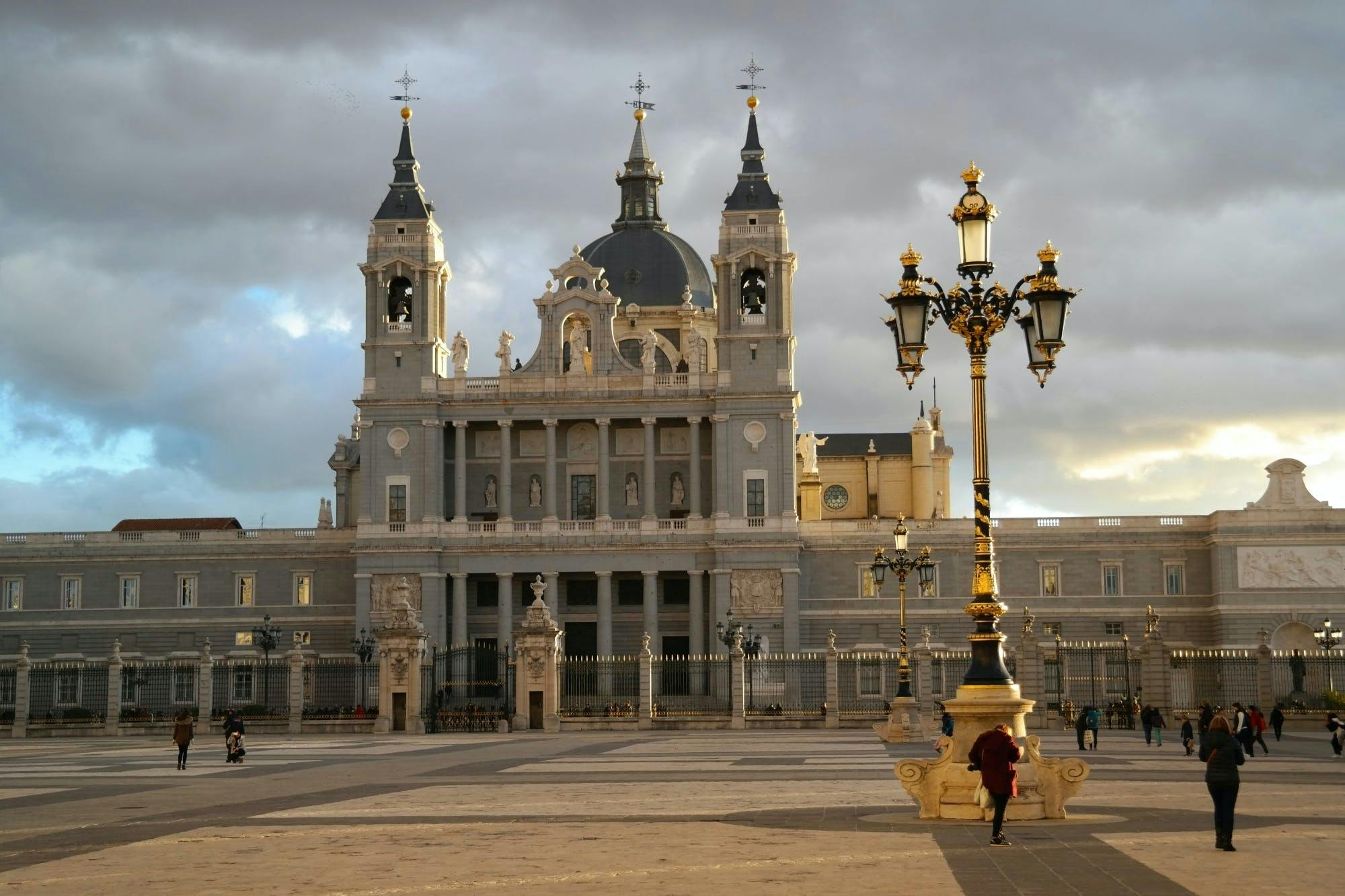 Guided tour with access to the Royal Palace and the Almudena Cathedral