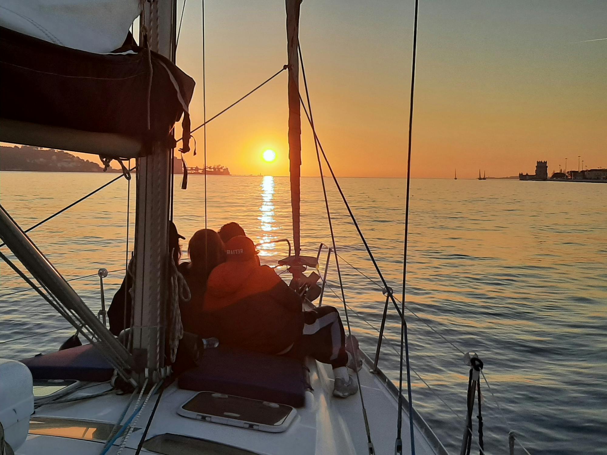 Blick auf die Segeltour bei Sonnenuntergang in Lissabon