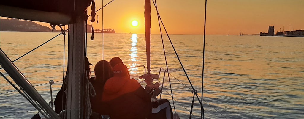 Vistas do passeio de barco ao pôr do sol em Lisboa