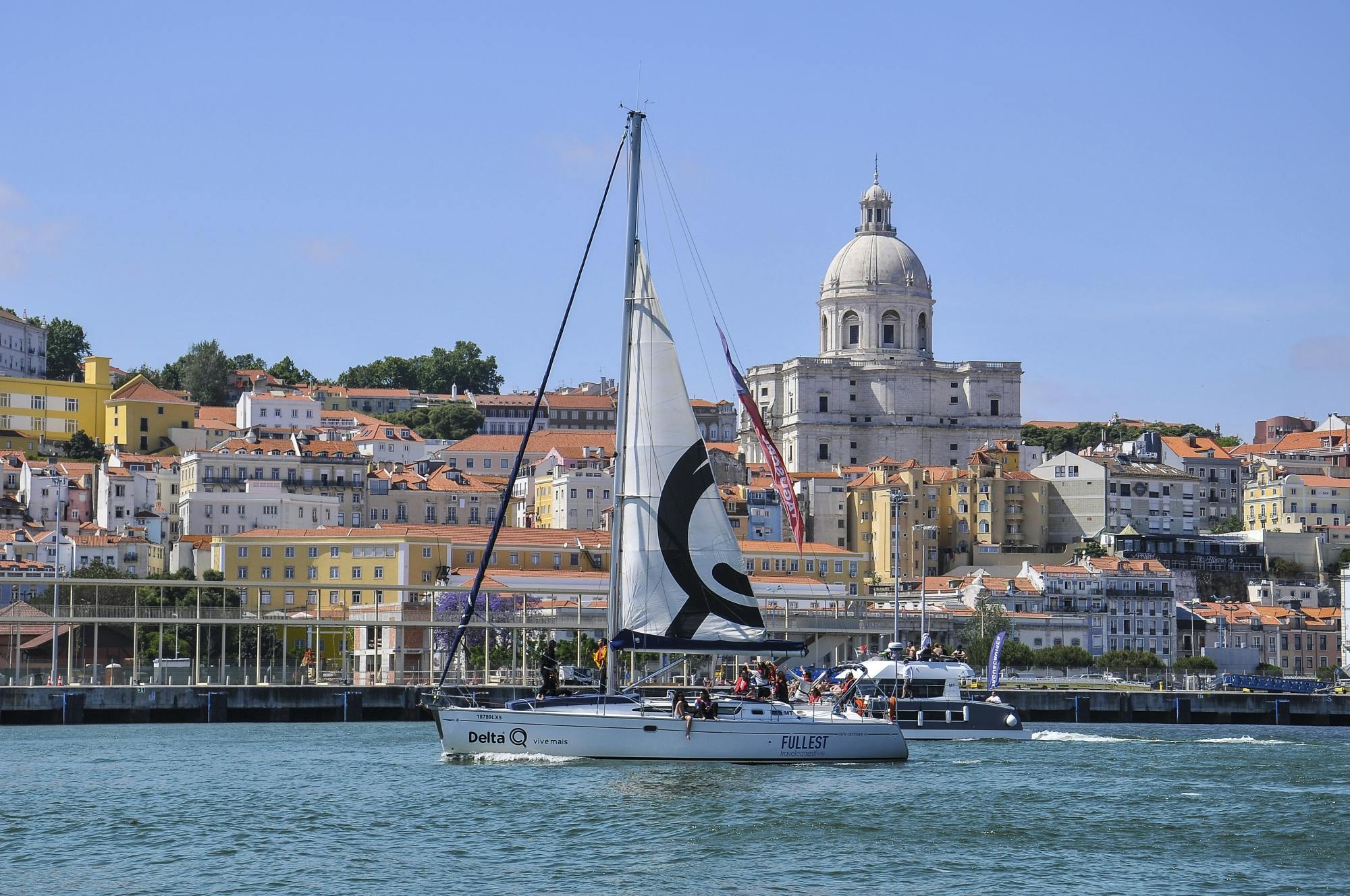 Tour in barca a vela di un'intera giornata a Lisbona