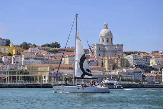 Tour in barca a vela di un'intera giornata a Lisbona