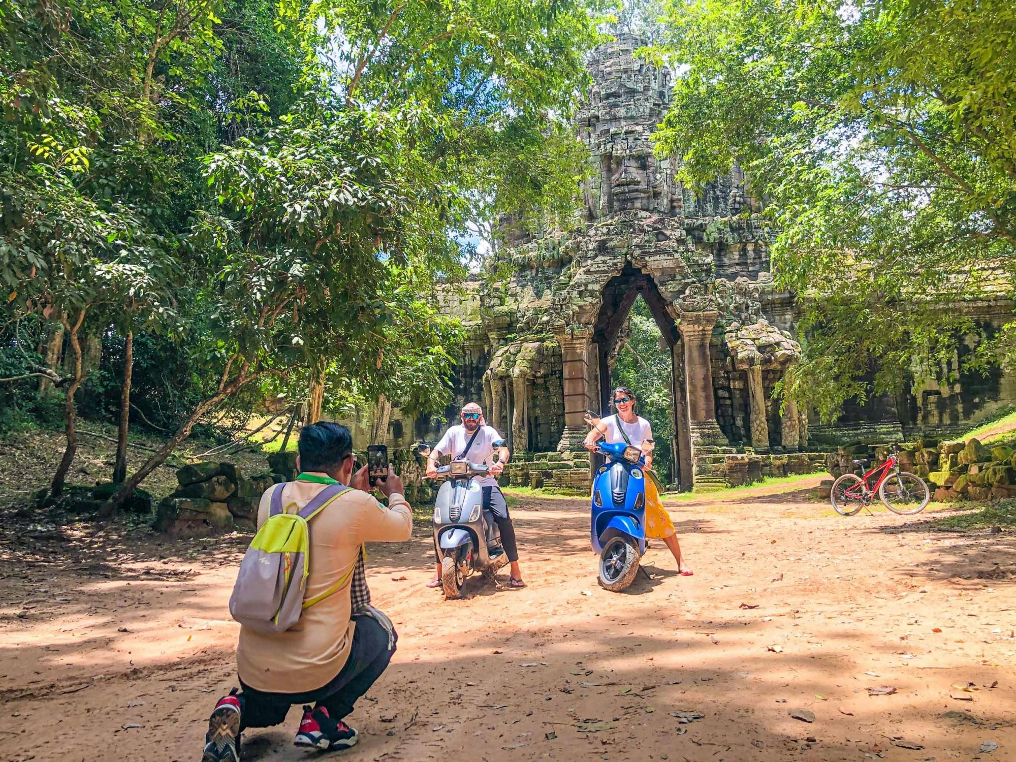 Świątynia Angkor przy przygodzie Vespa