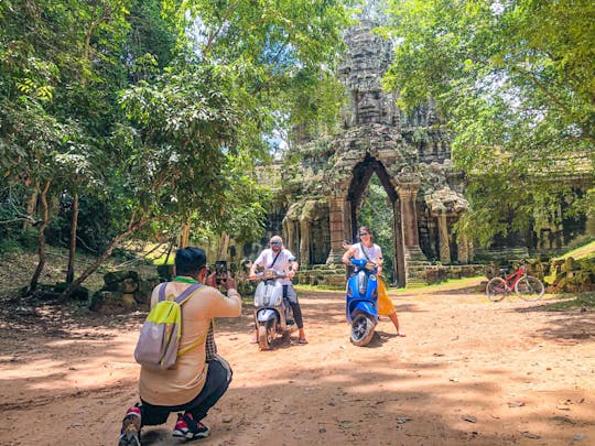 Tempio di Angkor in Vespa avventura