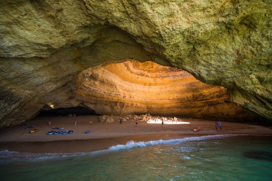 Croisière de 2 heures en bateau semi-rigide vers les grottes de Benagil avec observation des dauphins