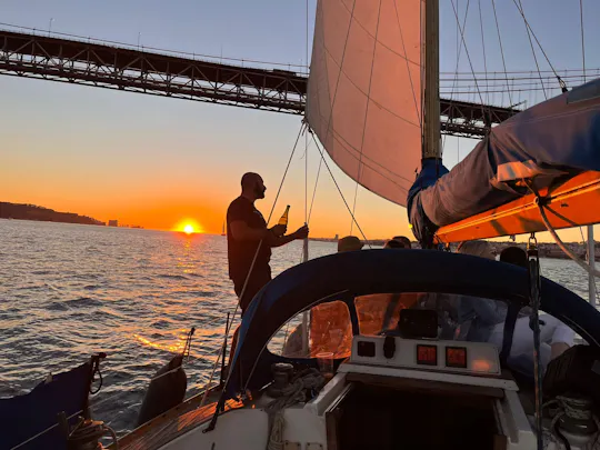 Bådtur og solnedgang på Tejufloden i Lissabon