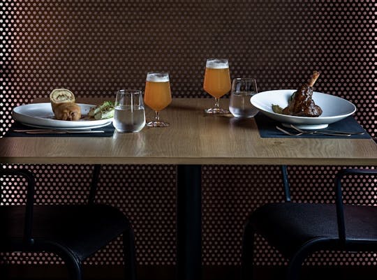 Tour privato con degustazione di birra e menu di 6 portate al birrificio Ftelos