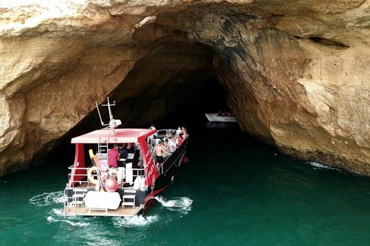 Excursion familiale en catamaran aux grottes de Benagil au départ de Portimão