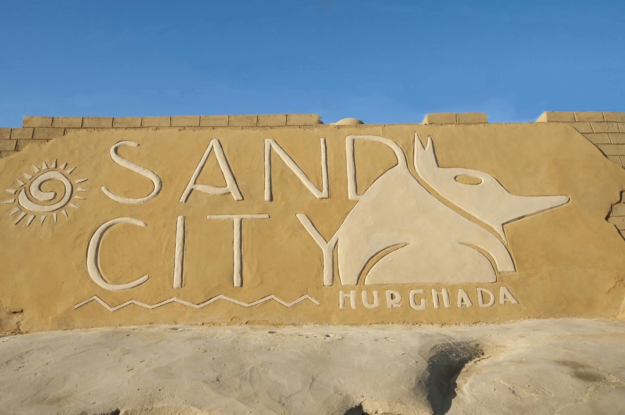 Ganztägige Führung durch Sand City und den Obstmarkt von Hurghada mit Abendessen