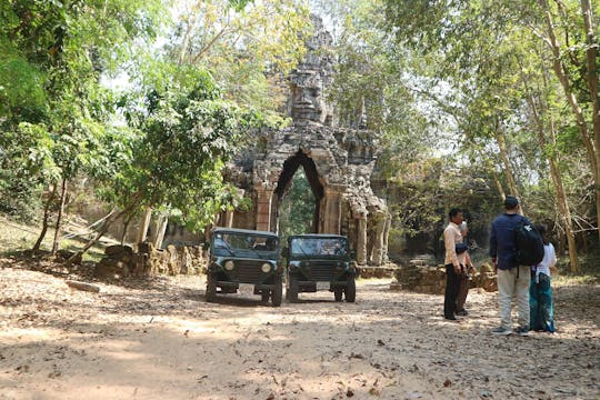 Excursão privada aos templos de Angkor em veículo militar vintage 4x4