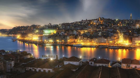 Spettacolo di fado con cena e tour notturno