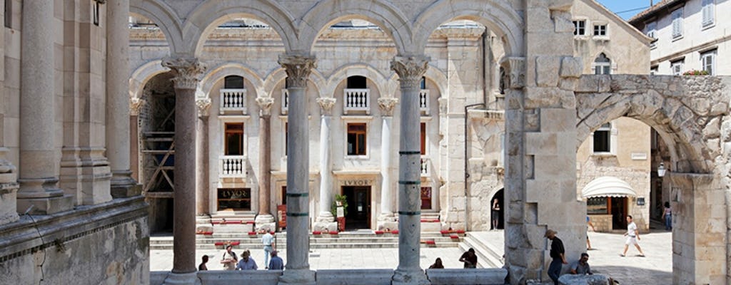 Vroege vogelwandeling door de oude stad van Split en het paleis van Diocletianus