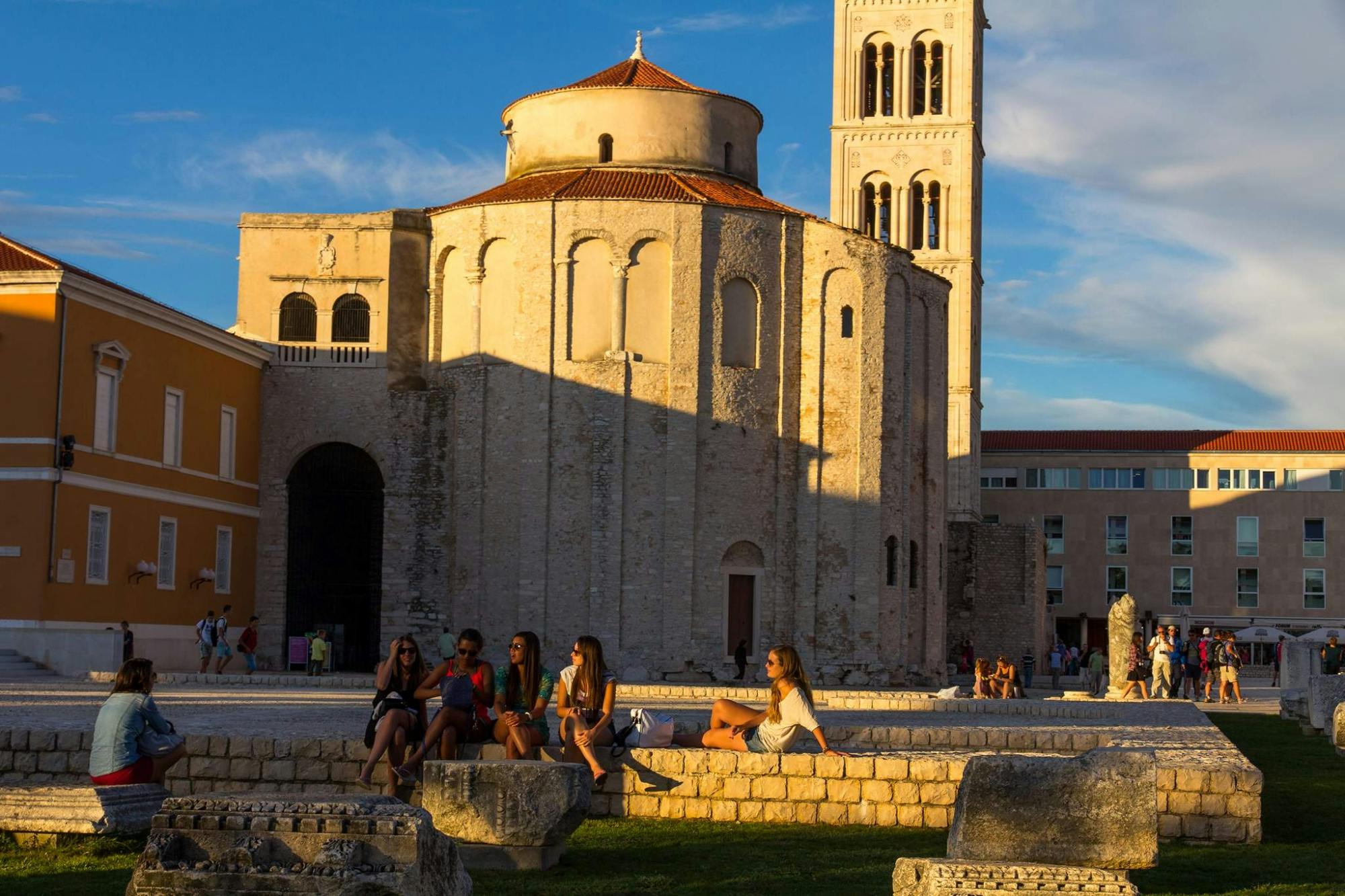 Visite privée à pied en soirée de la vieille ville de Zadar