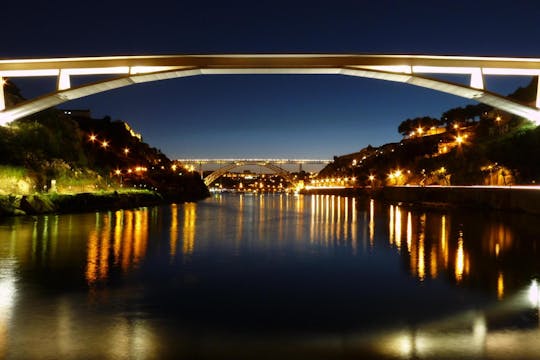 Visita guiada à noite no Porto com jantar e show de fado ao vivo