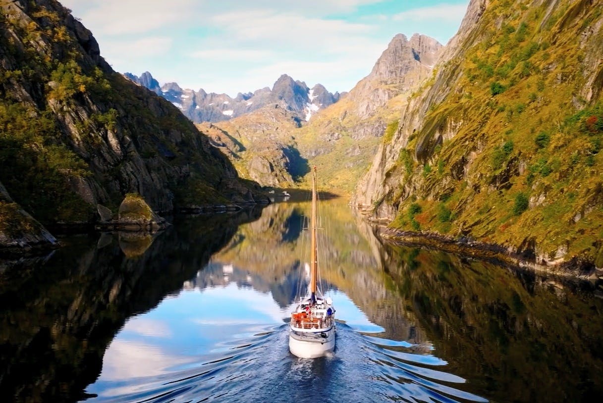 Trolljord in barca a vela da Svolvaer con guida e pasto locale