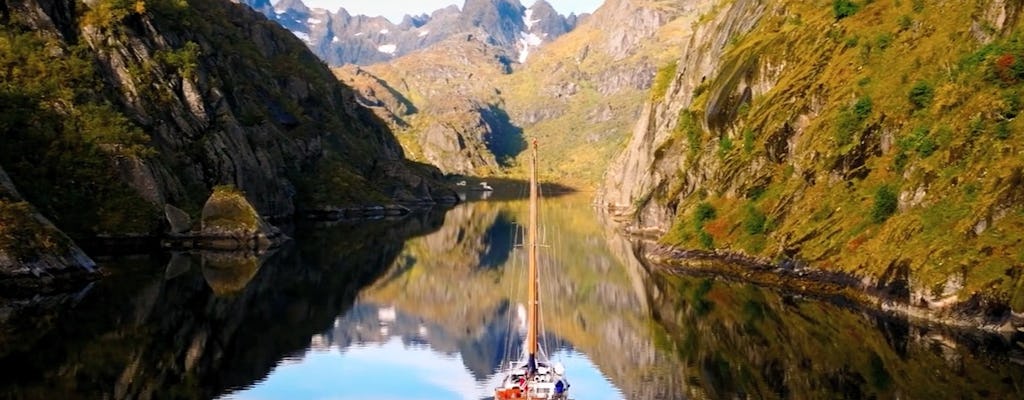 Trolljord in barca a vela da Svolvaer con guida e pasto locale