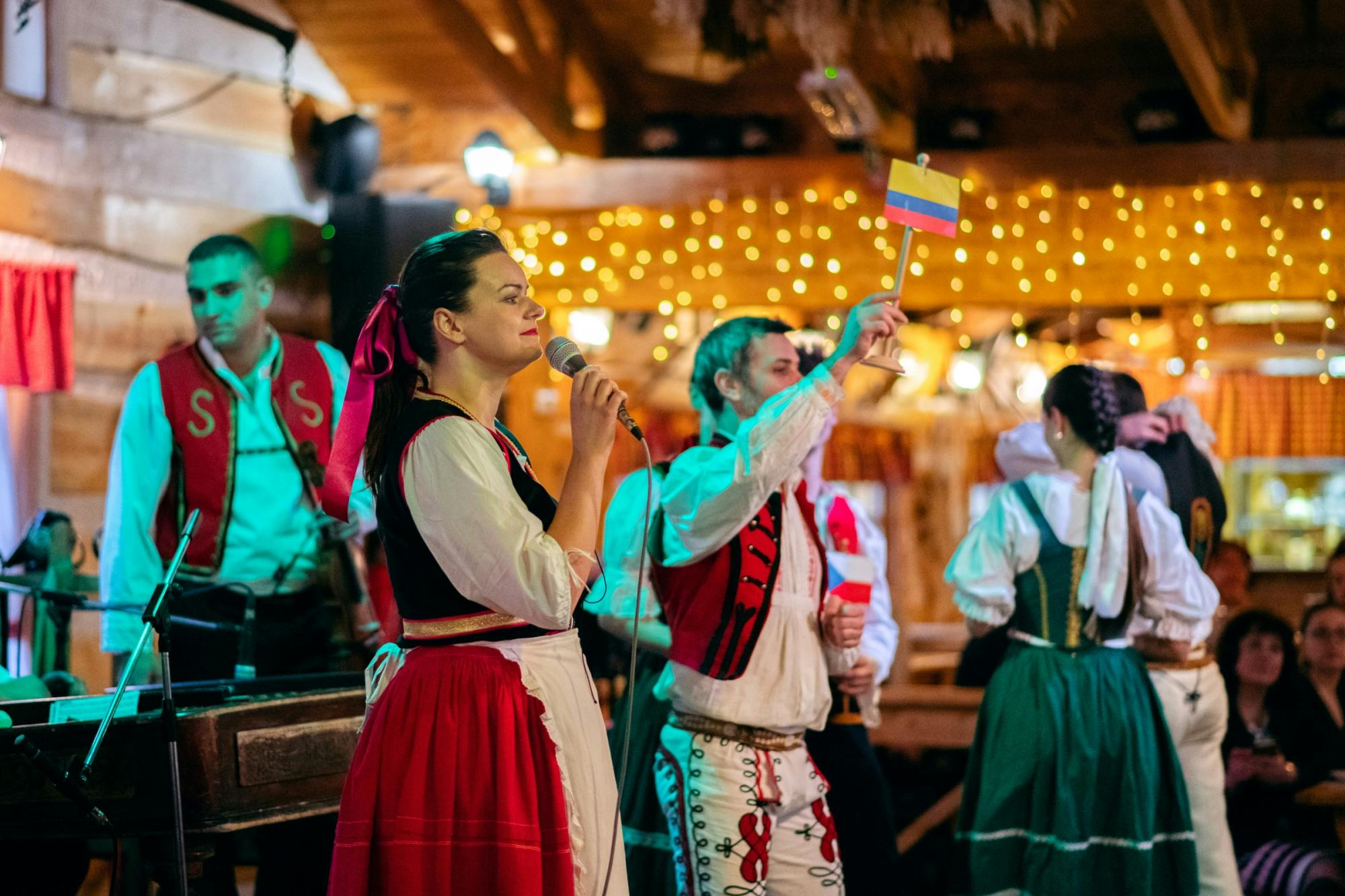 Tschechischer Folkloreabend mit Abendessen und unbegrenzten Getränken in Prag