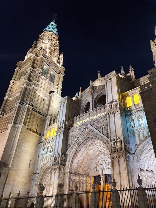 Kathedraal van Toledo Spaanstalige begeleide nachttour met ingang