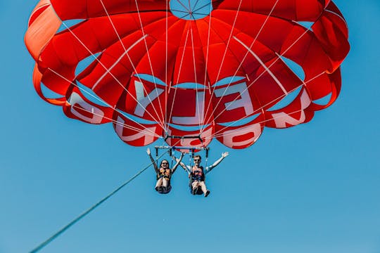 Esperienza di parasailing singola, doppia o tripla ad Albufeira