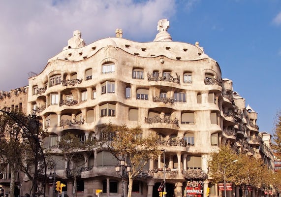 Barcelona 360º volledige dag eBike, kabelbaan en boottocht met snelle tickets naar de Sagrada Familia