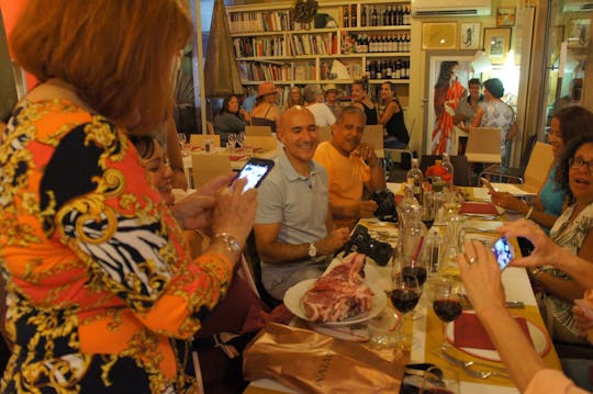 Recorrido gastronómico nocturno por Florencia con paradas de degustación y cena con bistec