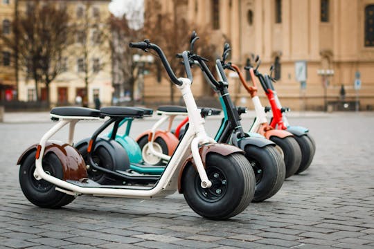 Tour de 2 horas en scooter eléctrico por el centro histórico de Praga