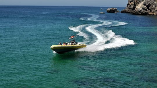 Paseo en barco por las calas de Arrábida con traslado