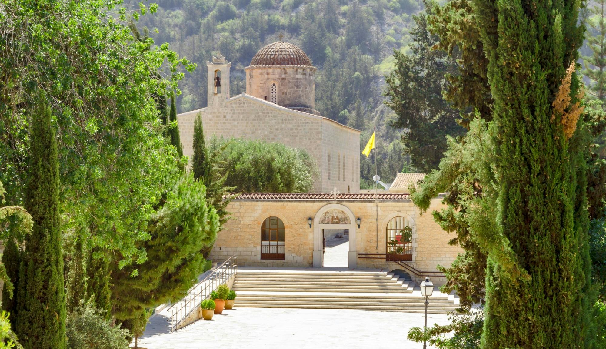 Tour por la tarde al monasterio de Agios Neophytos con cata de vinos
