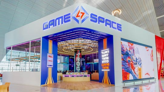 Sala per videogiochi Game Space presso l'aeroporto internazionale DXB T3