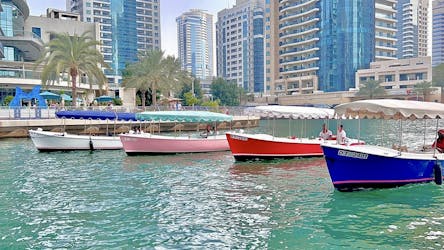 Paseo en barco eléctrico por el puerto deportivo de Dubái