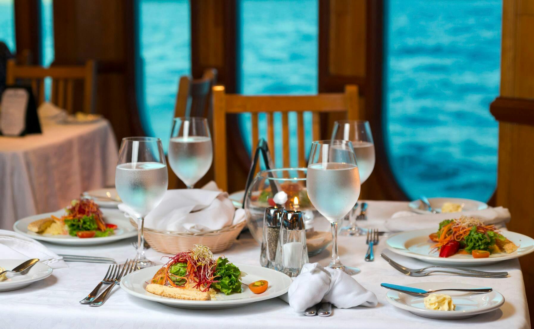 Los Cabos Premium Dinner-Bootsfahrt und Show