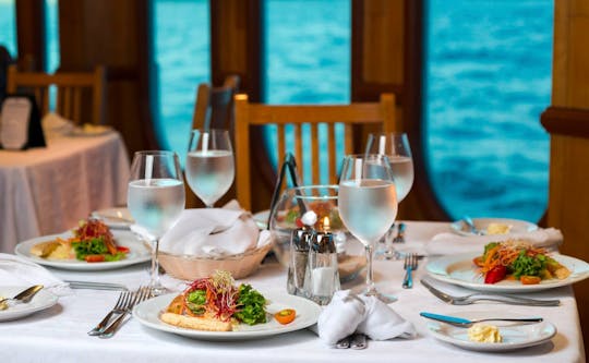Los Cabos Premium Dinner-Bootsfahrt und Show
