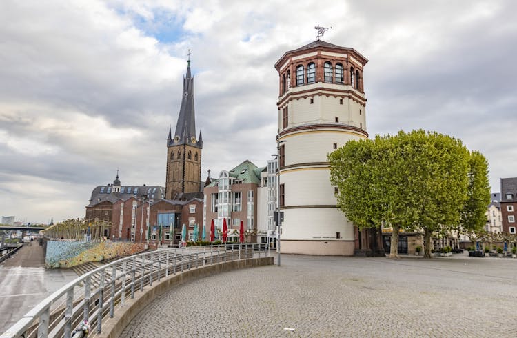 Discover Düsseldorf in a top intro tour with a local