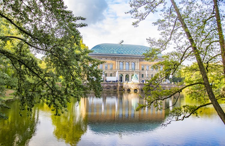 Discover Düsseldorf in a top intro tour with a local