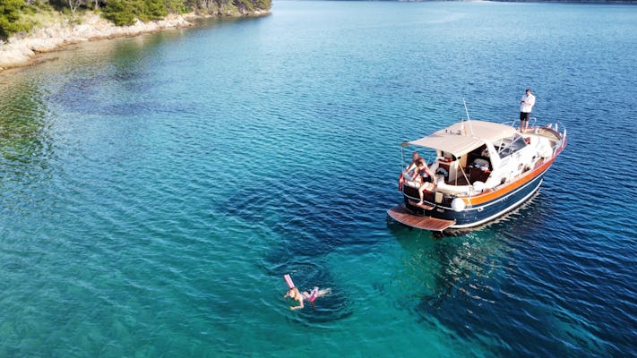 Paseo en barco privado de lujo por las islas Elaphiti con recogida opcional