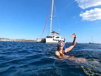 Cruzeiro privado de catamarã ao longo da costa ateniense