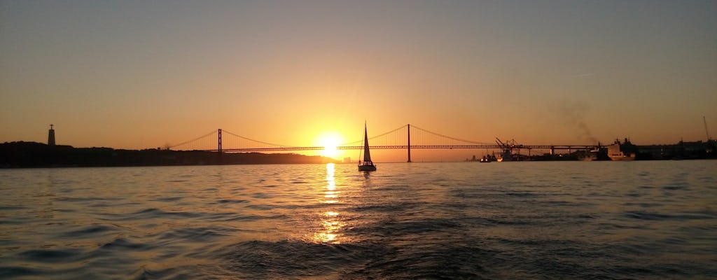 Tour in barca a vela al tramonto di 2 ore a Lisbona