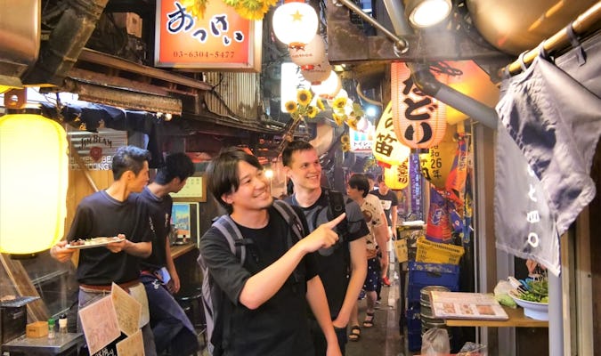 Excursão noturna em bares em Shinjuku