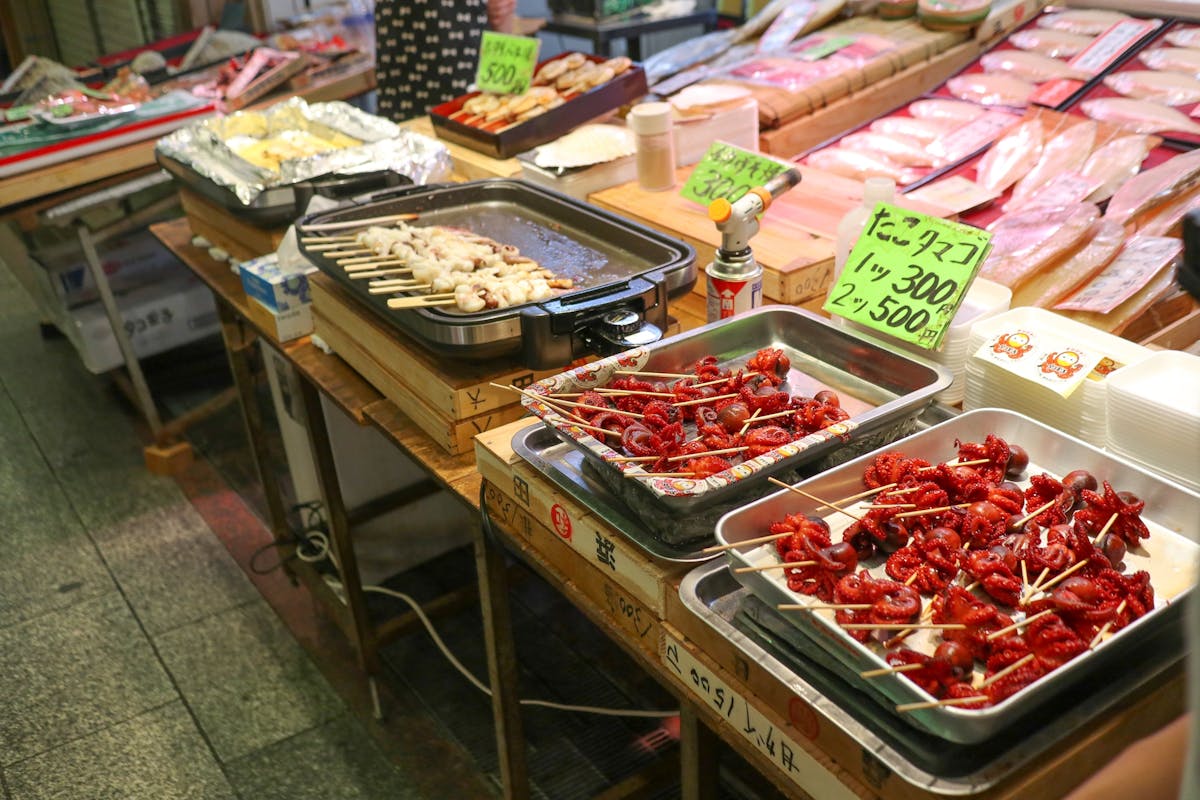 Ontbijtwandeling door de Nishiki-markt