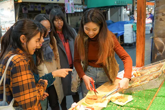 Kuromon Market food walking tour in Osaka