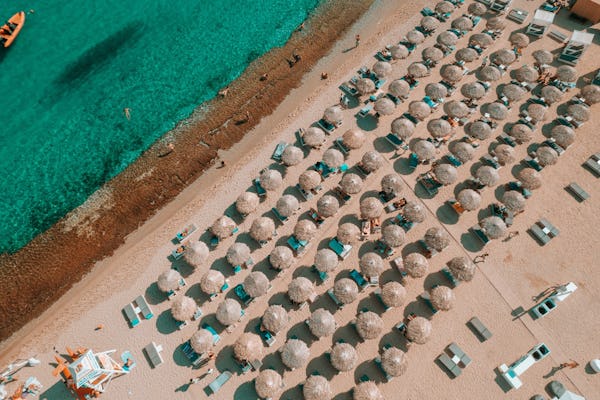 Alquiler de tumbonas junto al mar en la segunda fila de Mykonos Super Paradise Beach