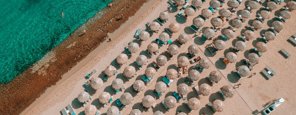 Wypożyczalnia nadmorskich leżaków w drugim rzędzie Mykonos Super Paradise Beach