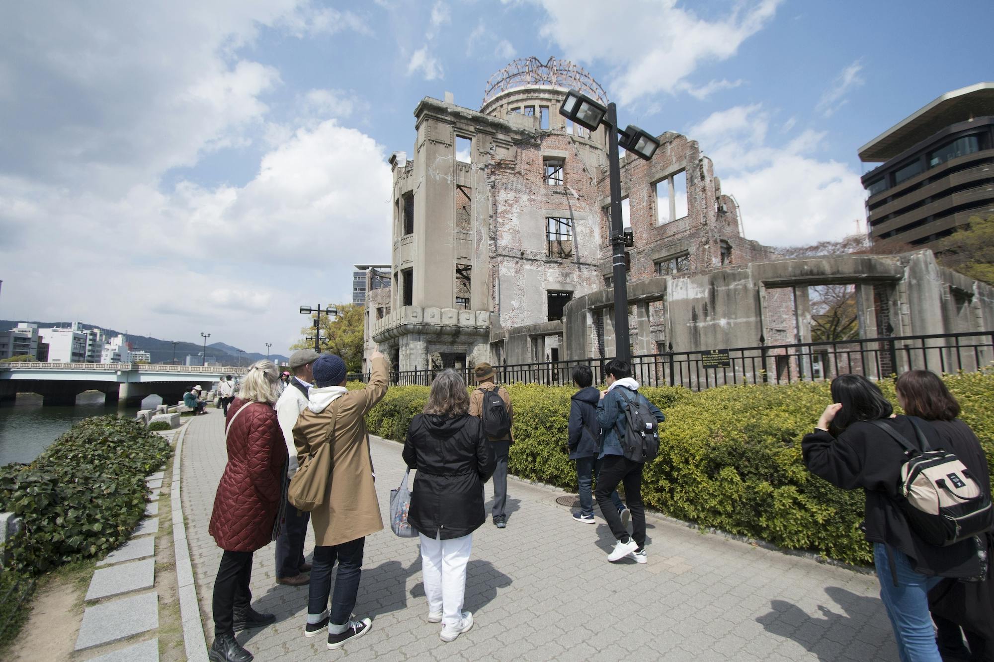 Rundgang zum Friedensdenkmal (Heiwa) in Hiroshima und zu den Weltkulturerbestätten