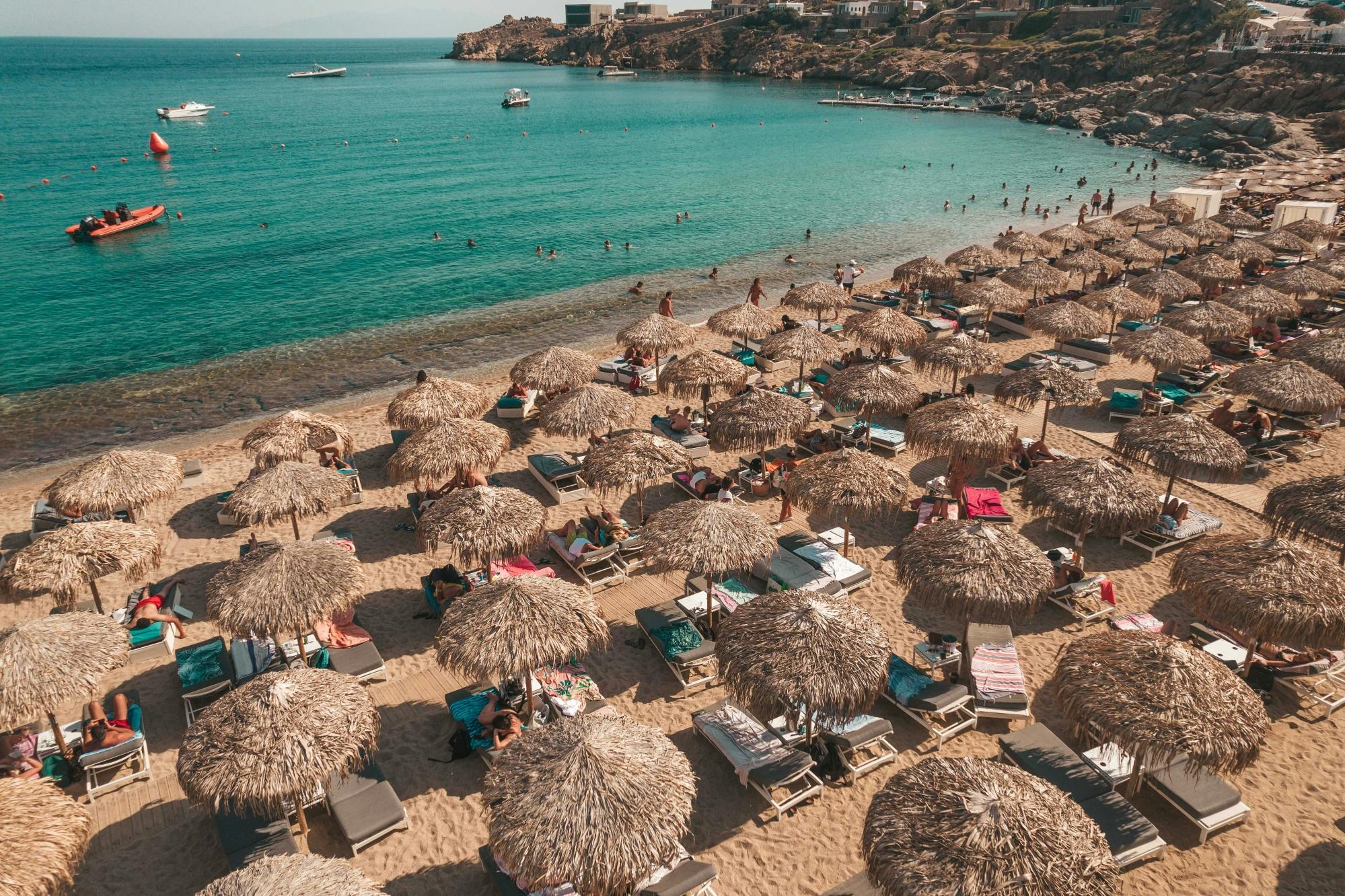 Verhuur van zonnebanken op de middelste rijen aan zee in Super Paradise Beach Mykonos