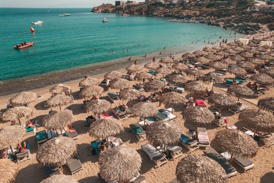 Location de chaises longues en bord de mer dans les rangées du milieu à Super Paradise Beach Mykonos