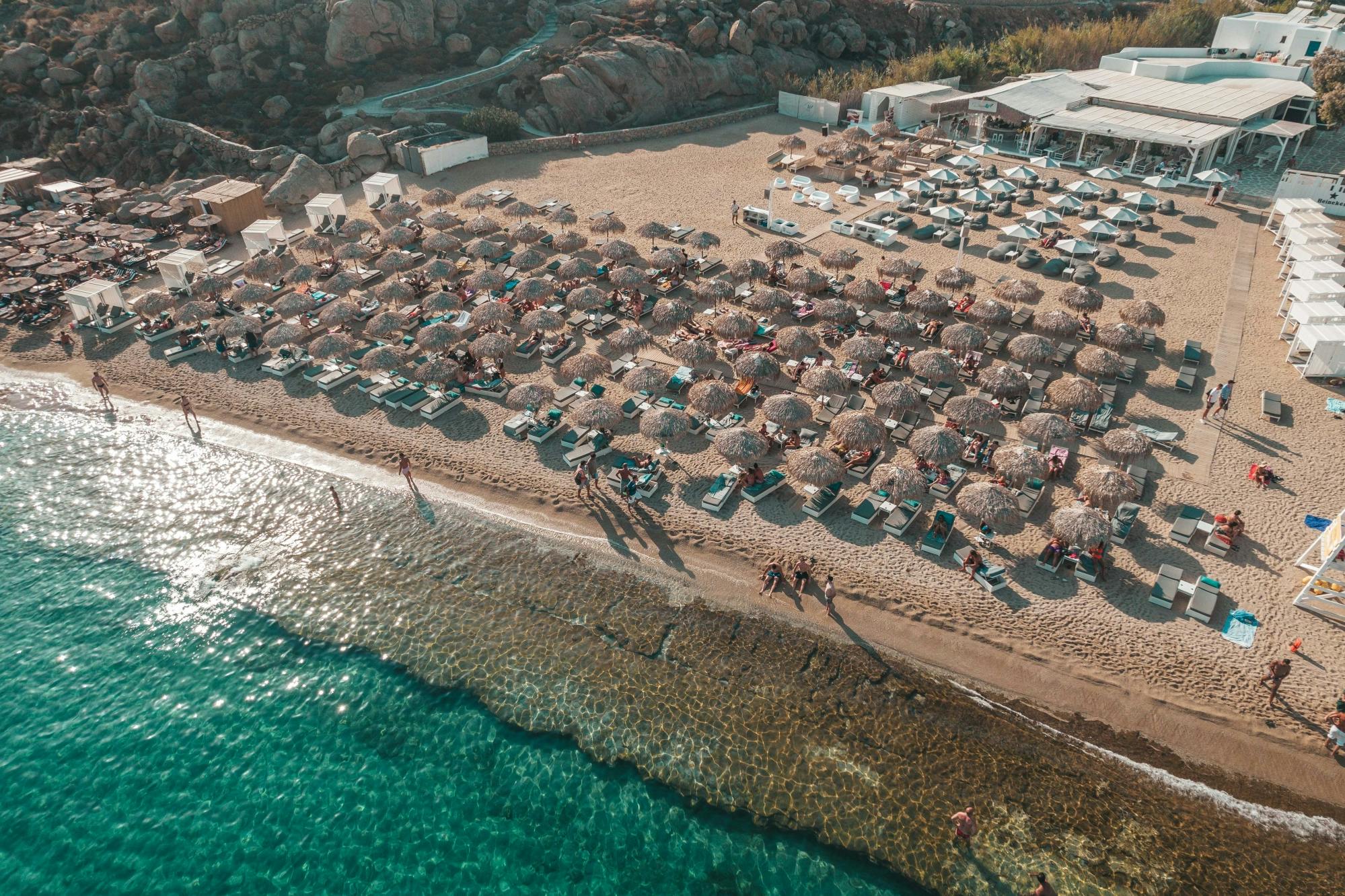 Aluguel de espreguiçadeiras à beira-mar em Mykonos Super Paradise Beach