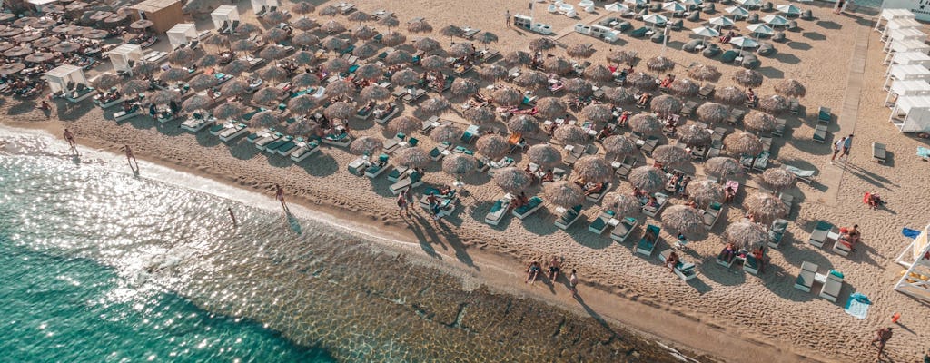 Mykonos Super Paradise Beach achterste rijen verhuur zonnebank aan zee
