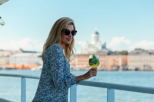 Crucero nocturno por la costa de Helsinki con asientos en la terraza al aire libre