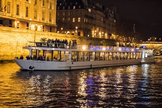 Gourmet dinner cruise with live music and dance floor in Paris