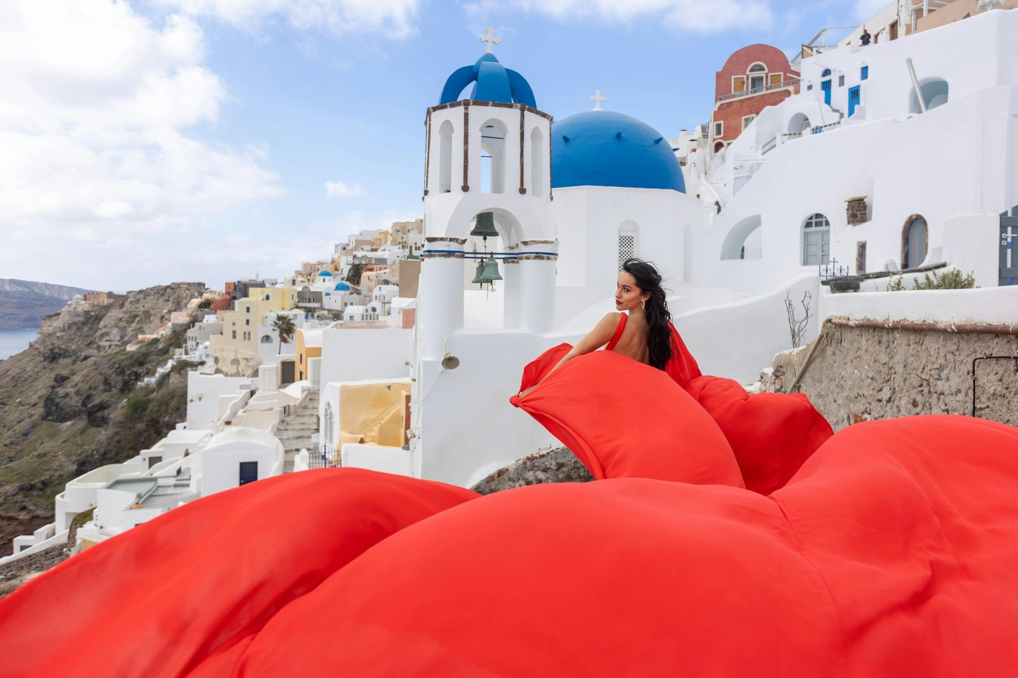 Fotoshooting mit fliegenden Kleidern auf Santorini mit einem Profifotografen