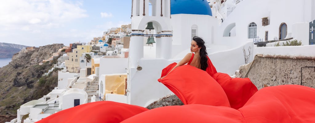 Fotoshooting mit fliegenden Kleidern auf Santorini mit einem Profifotografen